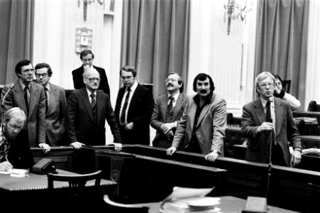 Kamerleden bij de interruptie microfoons, v.l.n.r. Brinkhorst (D66), Gualthérie , Bestanddeelnr 930-5320