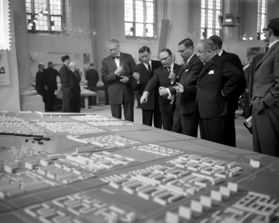 Kamerleden bezoeken Amsterdam, burgemeester Van Hall geeft in de Zuiderkerk uitl, Bestanddeelnr 911-1847
