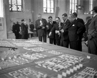Kamerleden bezoeken Amsterdam, burgemeester Van Hall geeft in de Zuiderkerk uitl, Bestanddeelnr 911-1847