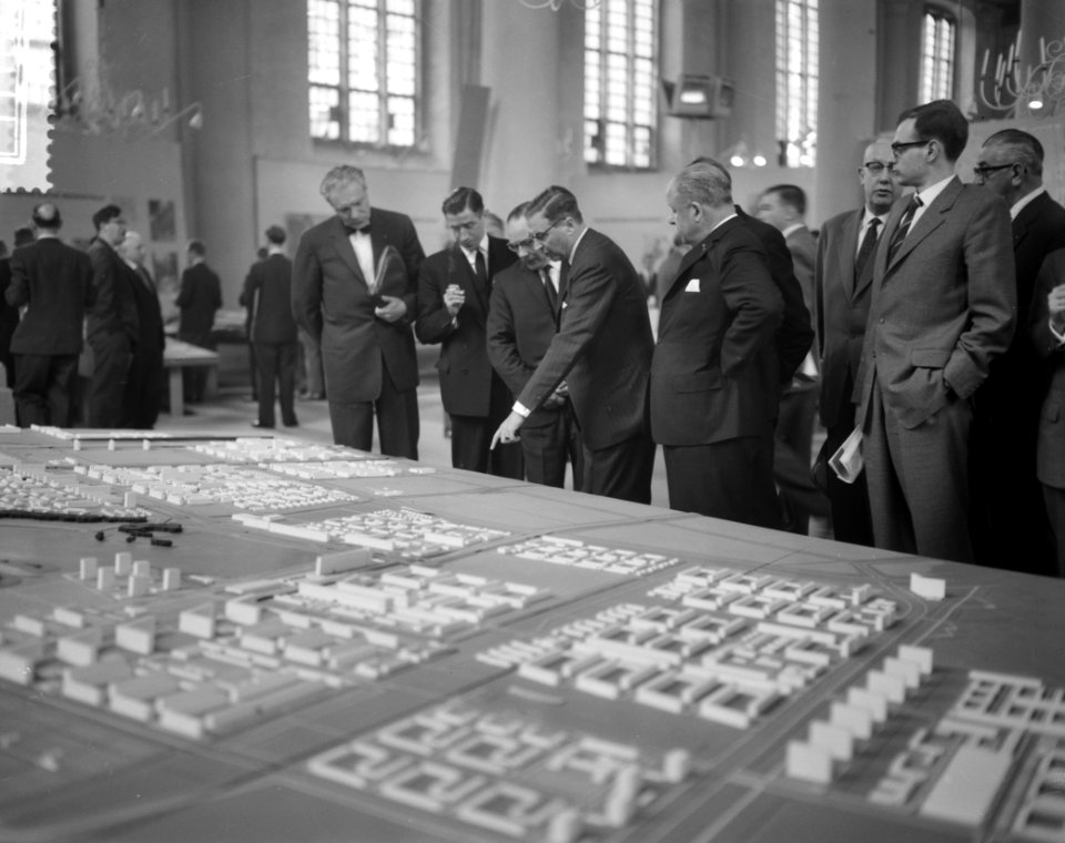 Kamerleden bezoeken Amsterdam, burgemeester Van Hall geeft in de Zuiderkerk uitl, Bestanddeelnr 911-1843