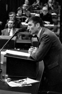 Kamerdebat ivm verdwijning oorlogsmisdadiger Menten Van Agt aan het woord, Bestanddeelnr 928-8931