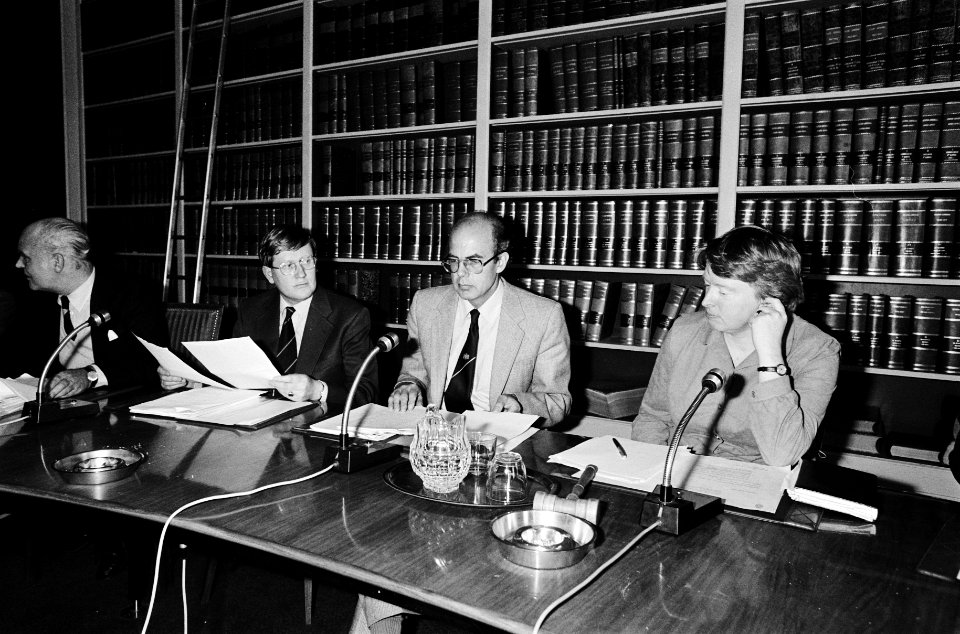 KamercomBiZa en Justitie spreken met min Wiegel en De Ruiter over 30 april rel, Bestanddeelnr 930-8199