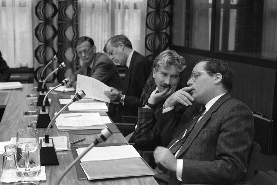 Kamercommisie O&W vergadert over studiefinanciering met minister Deetman (r) en , Bestanddeelnr 934-1217