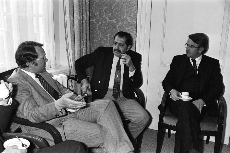 Kamerleden spreken met PLO de Kamerleden de Vries (lin en Scholten (rechts) in , Bestanddeelnr 930-7835