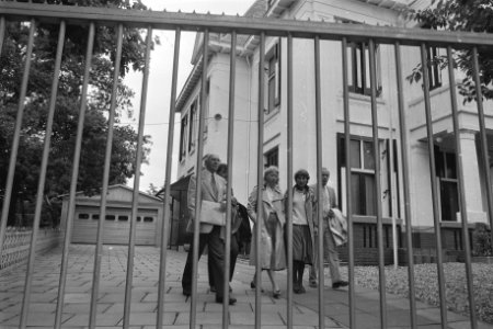 Kamerleden voeren actie bij Russische ambassade voor dissidente Grivinine, Bestanddeelnr 933-0013