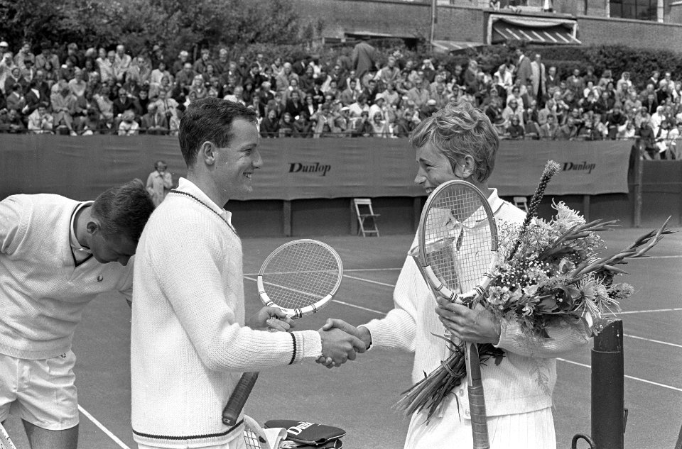 Kampioenschap Tennis op Metsbanen, nummer 15 en 16 Tom Okker in aktie, Bestanddeelnr 919-4477