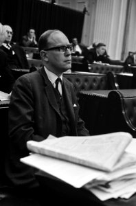 Kamerlid de heer Frits Portheine (VVD), luisterend, Bestanddeelnr 918-4863