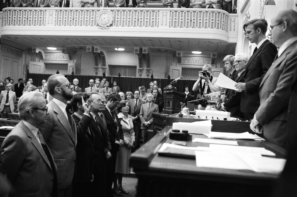 Kamervoorzitter Dolman (r) beëdigt acht nieuwe Kamerleden, Bestanddeelnr 930-4139