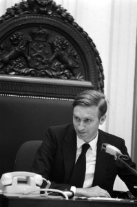 Kamervoorzitter Dolman in de voorzittersstoel, Bestanddeelnr 930-4144