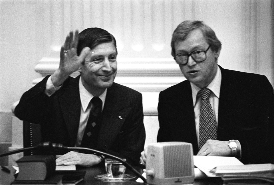 Kamerdebat over regeringsverklaring Van Agt (zwaaiend) Wiegel (r), Bestanddeelnr 929-5298