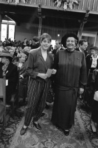 Kamerlid Erica Terpstra in lange jurk met schaatskampioene Yvonne van Gennip in Ridderzaal