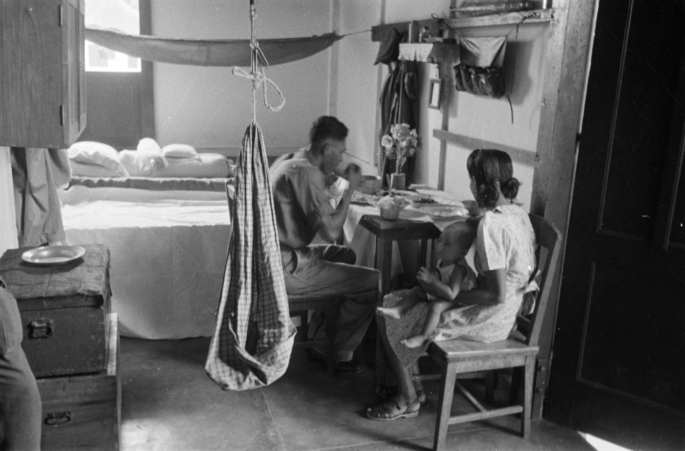 Kamer van een KNIL-gezin op een kazerne, Bestanddeelnr 462-4-3
