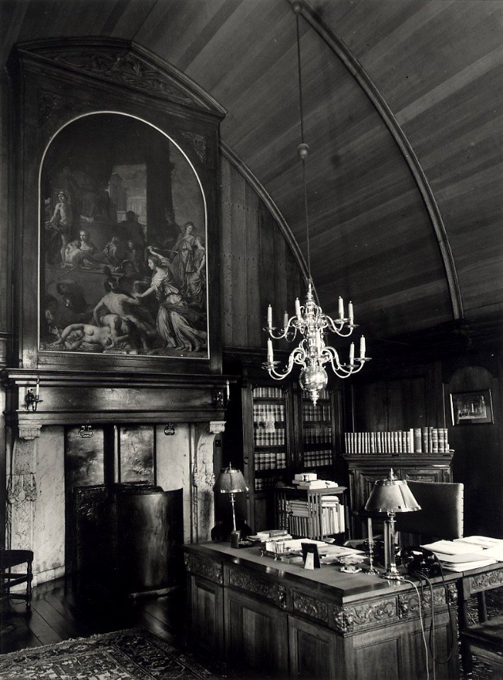 Kamer van de gemeentesecretaris met schouw en bureau. Aangekocht in 1977 van fotograaf C. de Boer. Identificatienummer 54-004684, NL-HlmNHA 54004684