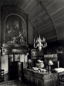 Kamer van de gemeentesecretaris met schouw en bureau. Aangekocht in 1977 van fotograaf C. de Boer. Identificatienummer 54-004684, NL-HlmNHA 54004684