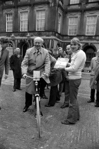 Kamervoorzitter Vondeling op de fiets met nieuwe fietsatlas op Binnenhof, Bestanddeelnr 928-2373