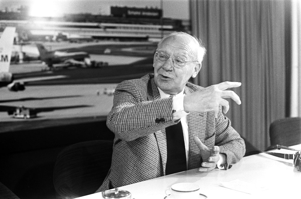Kamervoorzitter Vondeling terug uit Indonesie op Schiphol persconferentie, Bestanddeelnr 929-5994