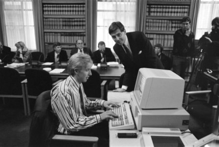 Kamercommissie Milieubeheer minister Nijpels , kijkt bij computer, Bestanddeelnr 934-1362