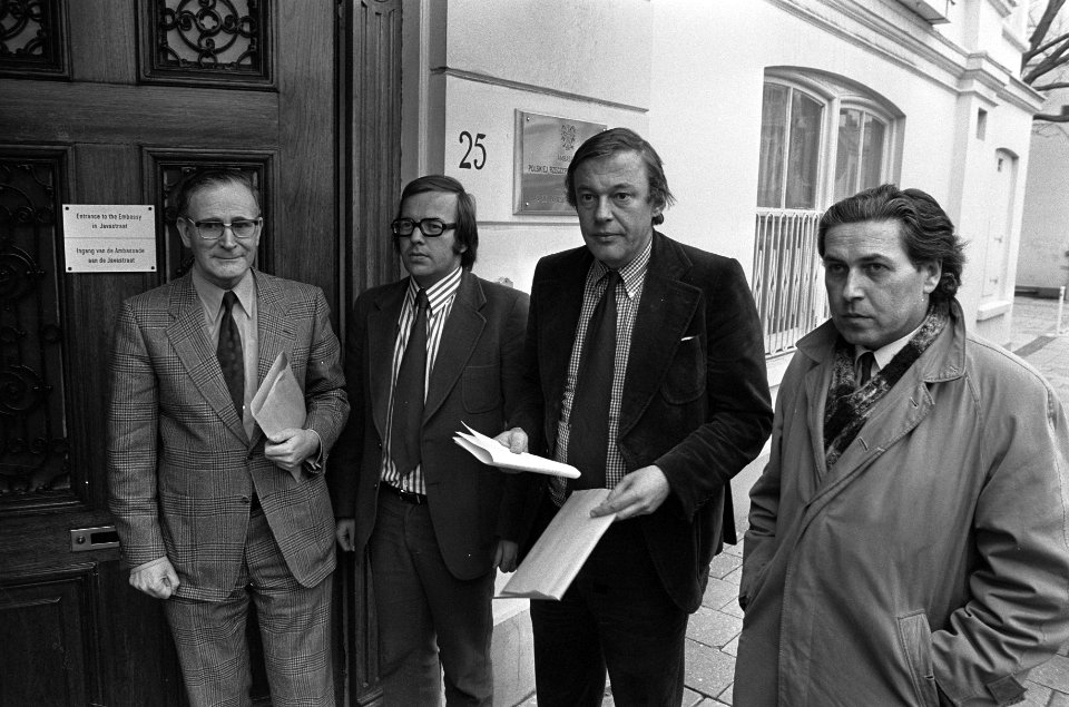 Kamerleden bieden petitie aan bij Poolse ambassade voor vrijlating Trepper, Van , Bestanddeelnr 926-2517