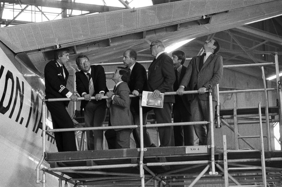 Kamerleden bekijken het stabilo van een Brequet Atlantic-verkenningsvliegtuig op, Bestanddeelnr 931-6722