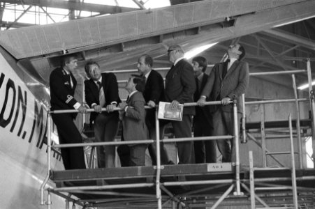 Kamerleden bekijken het stabilo van een Brequet Atlantic-verkenningsvliegtuig op, Bestanddeelnr 931-6722