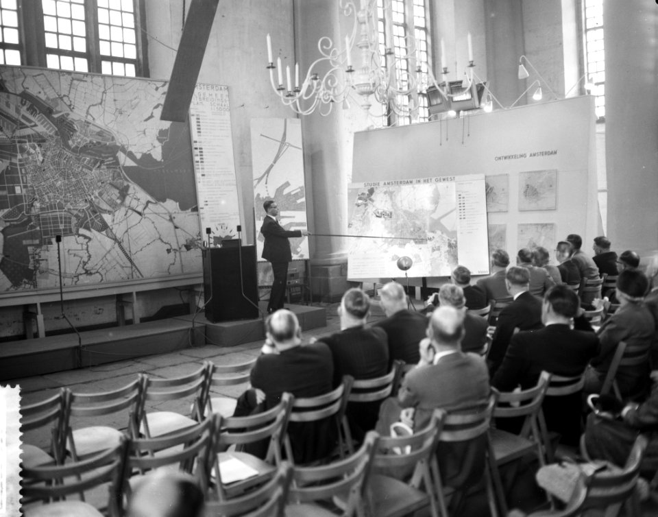 Kamerleden bezoeken Amsterdam, burgemeester Van Hall geeft in de Zuiderkerk uitl, Bestanddeelnr 911-1844