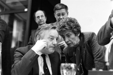 Kamercom. Volksgezondheid voert overleg met staatssecr. Van der Reijden over eig, Bestanddeelnr 933-2658