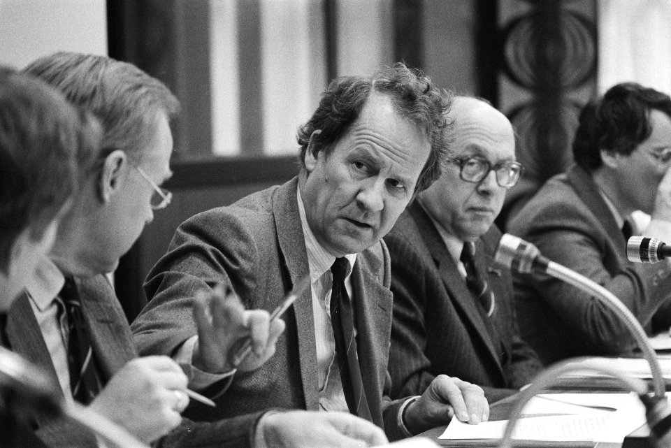 Kamercommissie VROM spreekt met staatssecretaris Brokx ( (VROM) (m) over het eig, Bestanddeelnr 932-7896