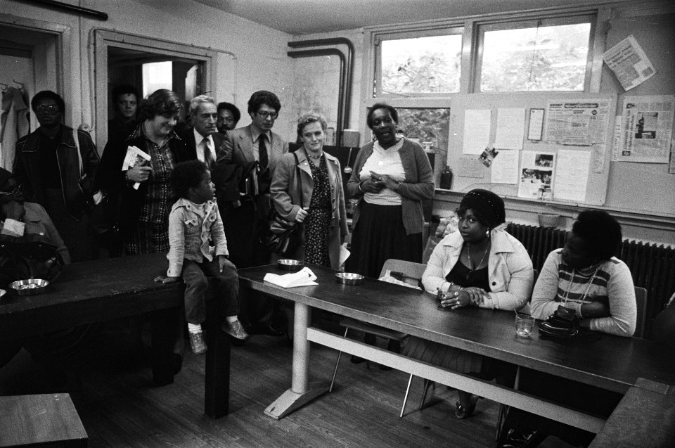 Kamercommissie Surinaamse migranten bezoekt Amsterdam v.l.n.r. Terpstra, Keja, , Bestanddeelnr 929-9164