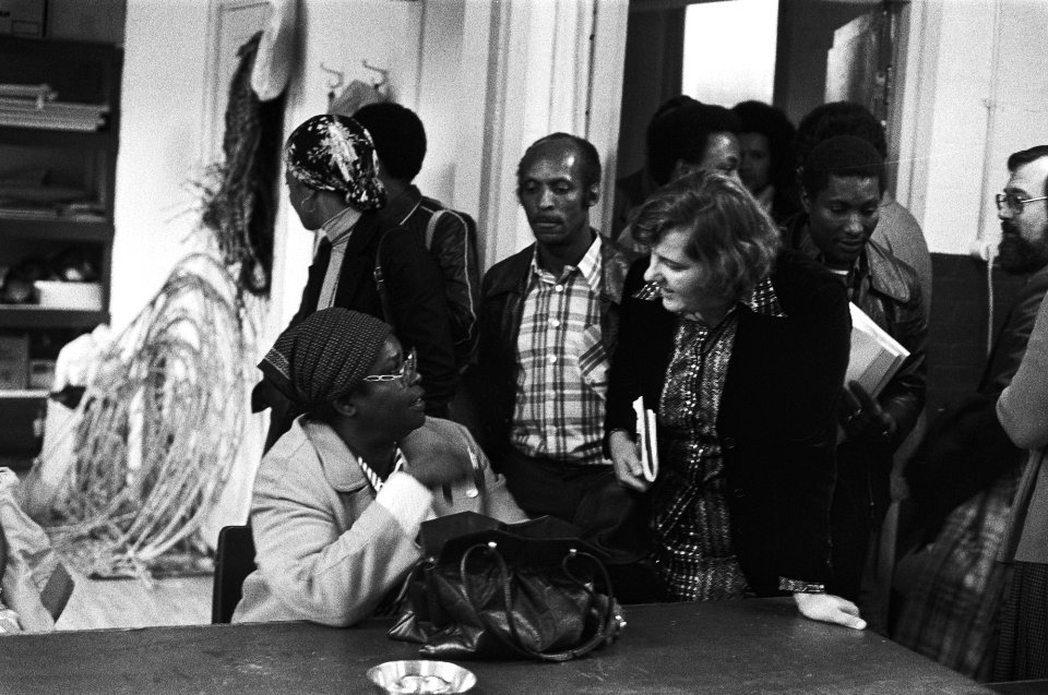Kamercommissie Surinaamse migranten bezoekt Amsterdam rond de tafel, Bestanddeelnr 929-9168