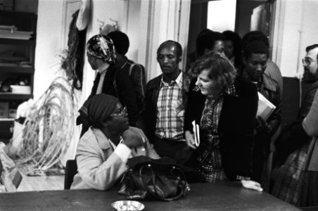 Kamercommissie Surinaamse migranten bezoekt Amsterdam rond de tafel, Bestanddeelnr 929-9168