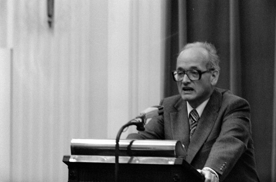 Kamerdebat ivm verdwijning oorlogsmisdadiger Menten 8, 9 Joop Wolf (CPN) …, Bestanddeelnr 928-8935