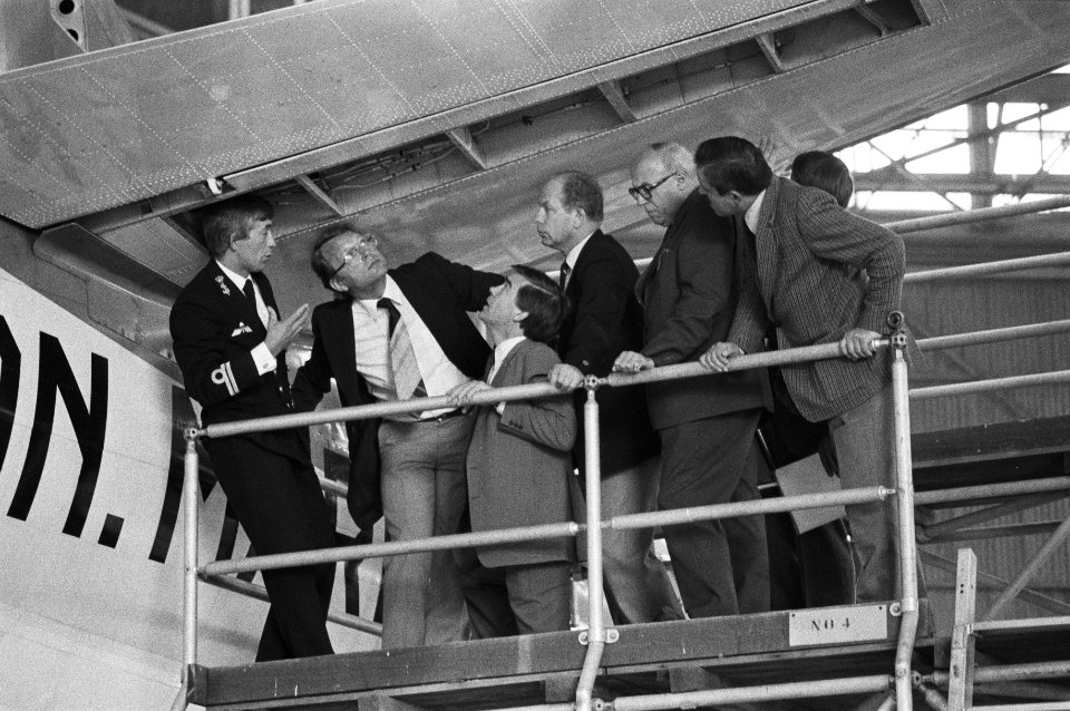 Kamerleden bekijken het stabilo van een Brequet Atlantic-verkenningsvliegtuig op, Bestanddeelnr 931-6723