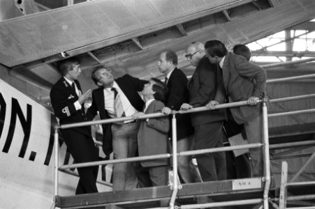 Kamerleden bekijken het stabilo van een Brequet Atlantic-verkenningsvliegtuig op, Bestanddeelnr 931-6723