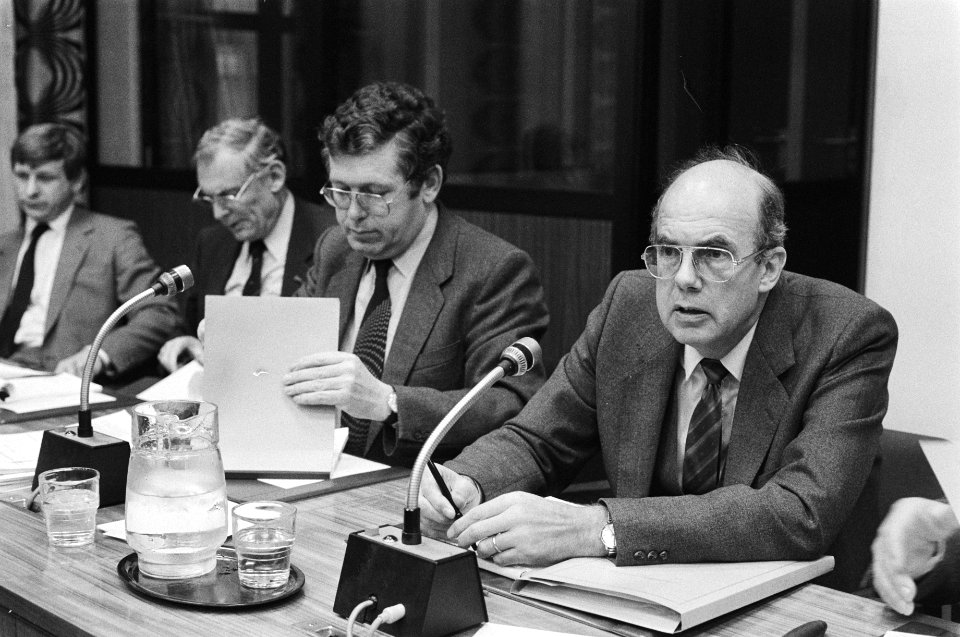 Kamercomm Defensie in overleg met min. De Ruiter en staatssecr. Van Houwelingen , Bestanddeelnr 933-1725