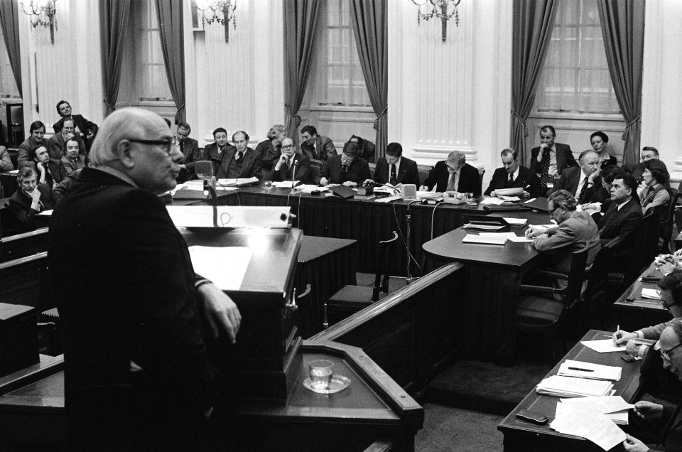 Kamerdebat over regeringsverklaring oppositieleider Den Uyl aan het woord op ac, Bestanddeelnr 929-5301
