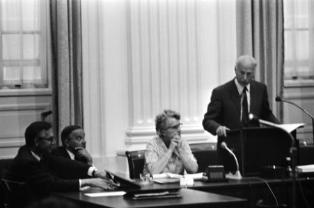 Kamerlid aan het woord v.l.n.r. minister Nelissen, minister-president De Jong e, Bestanddeelnr 924-5855