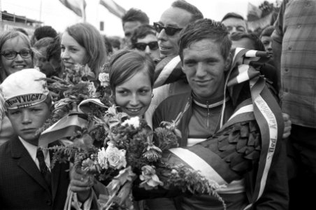 Kati Hage (kampioene dames) en Ben Janbroers in de krans, Bestanddeelnr 922-6464