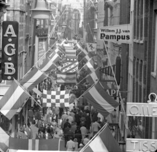 Kalverstraat vlagt in verband met Koninklijk feest, Bestanddeelnr 913-8015