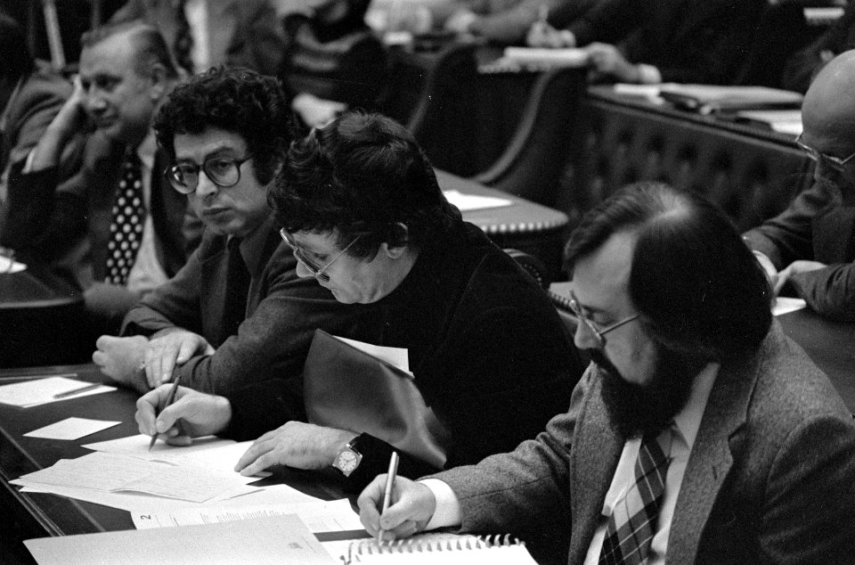 Kamerdebat i.v.m. verdwijning oorlogsmisdadiger Menten v.l.n.r. Van Thijn, Kost, Bestanddeelnr 928-8928