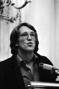 Kamerlid Hans Kombrink (PvdA) voor de microfoon, Bestanddeelnr 930-4402