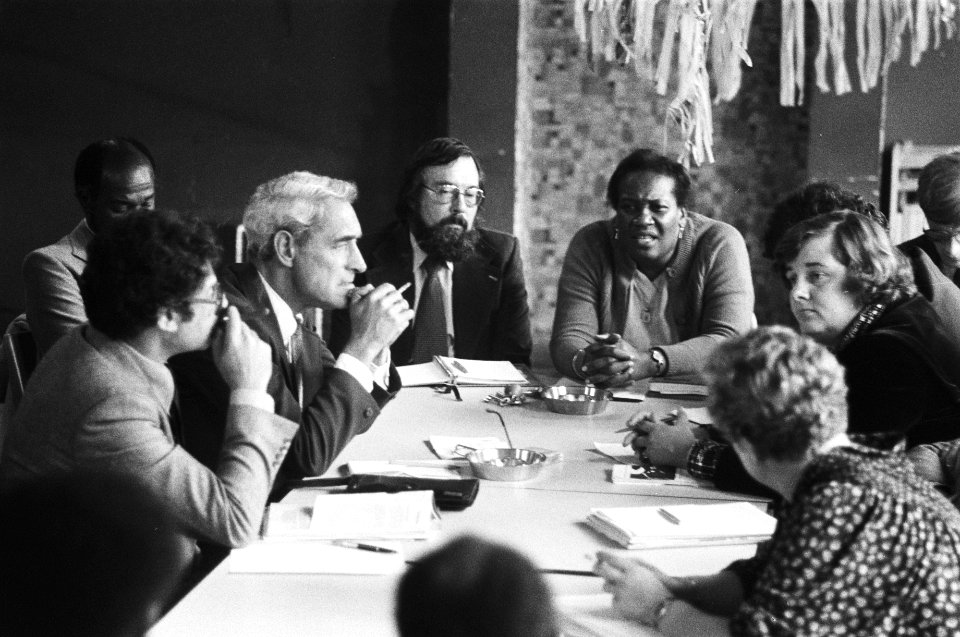 Kamercommissie Surinaamse migranten bezoekt Amsterdam rond de tafel, Bestanddeelnr 929-9166