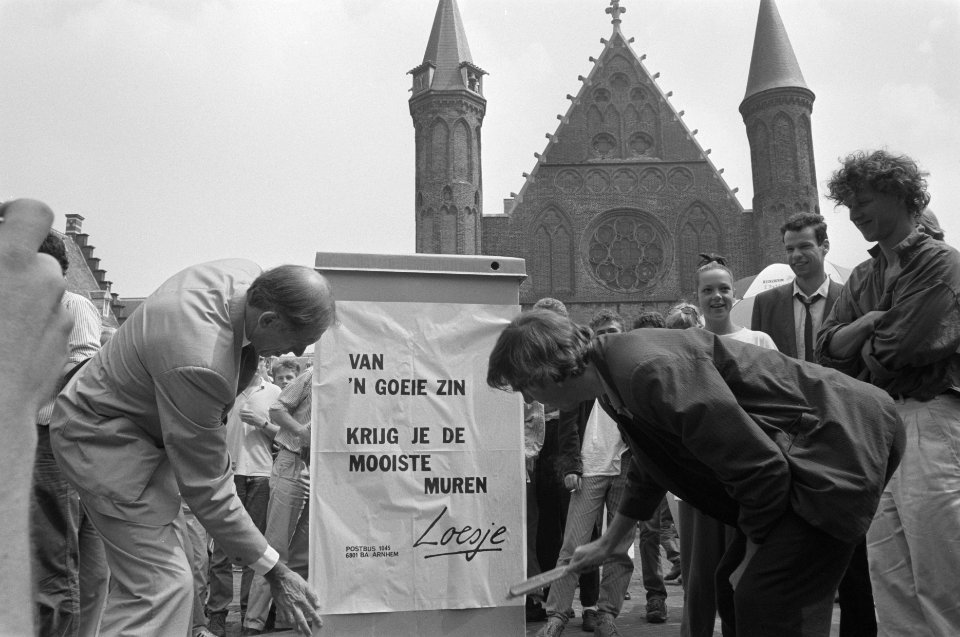 Kamerleden Lankhorst (r) en Dijkstal plakken voor Loesje affiche op Binnenhof, Bestanddeelnr 934-2799