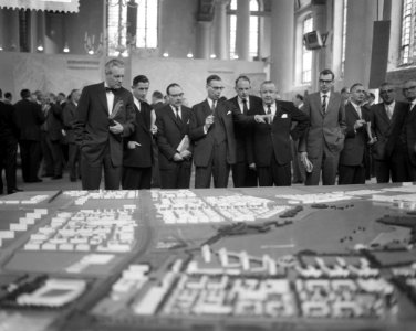 Kamerleden bezoeken Amsterdam, burgemeester Van Hall geeft in de Zuiderkerk uitl, Bestanddeelnr 911-1845