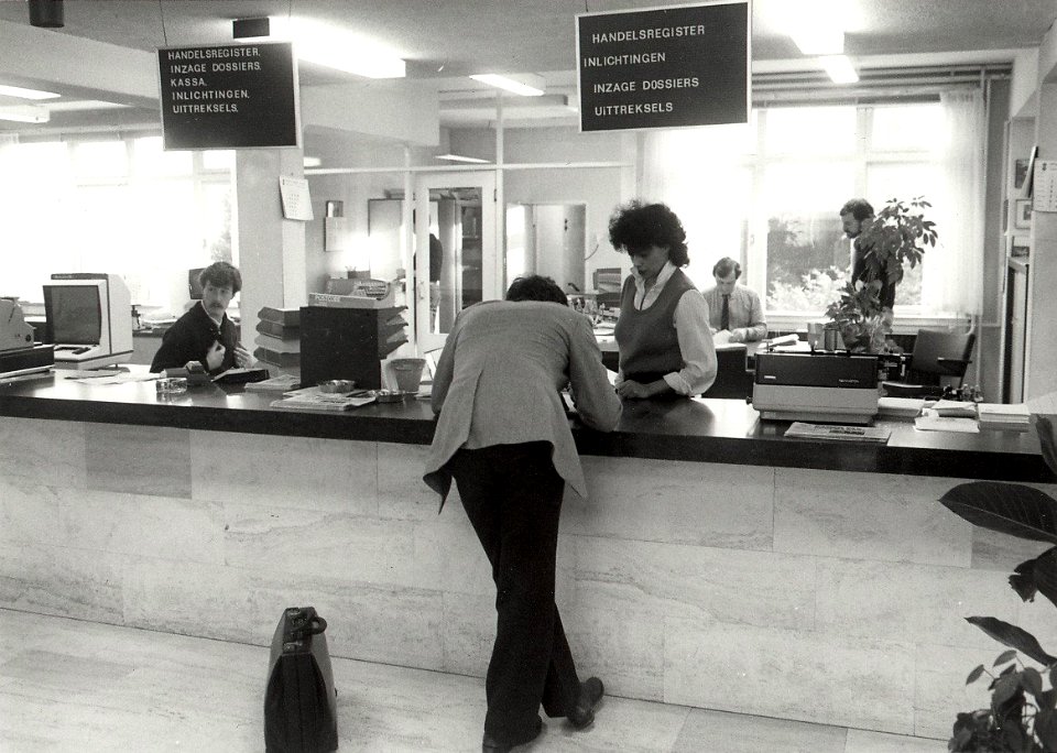 Kamer van Koophandel aan het Nassauplein 4. Aangekocht in 1984 van fotograaf C. de Boer. - Gepubliceerd in het Haarlems Dagblad van 21-01-1984. Identificatienummer 54-014414, NL-HlmNHA 1478 25900 K 38