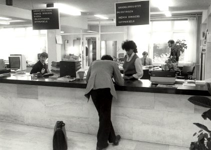 Kamer van Koophandel aan het Nassauplein 4. Aangekocht in 1984 van fotograaf C. de Boer. - Gepubliceerd in het Haarlems Dagblad van 21-01-1984. Identificatienummer 54-014414, NL-HlmNHA 1478 25900 K 38