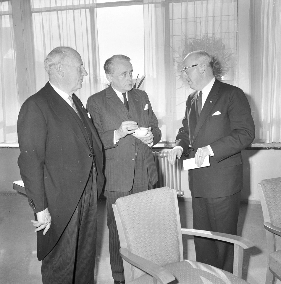 Kamer van Koophandel 160 jaar te Rotterdam. V.l.n.r. de voorzitter De Monchy , m, Bestanddeelnr 914-9034