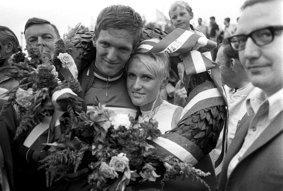 Kati Hage (kampioene dames) en Ben Janbroers in een krans, Bestanddeelnr 922-6460