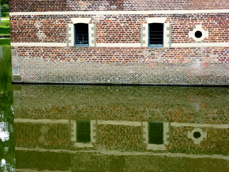 Kasteel Wijchen 21, westvleugel noordzijde, detail muur en gracht
