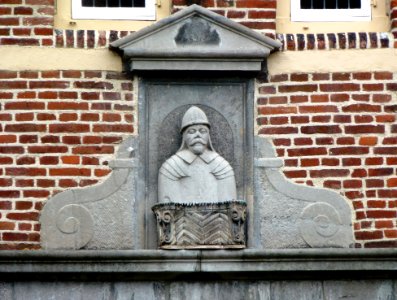 Kasteel Wijchen 18, portaalgebouw, detail, borstbeeld boven ingang