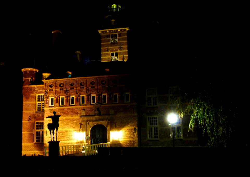 Kasteel Wijchen 29, verlicht, voorgevel en toren